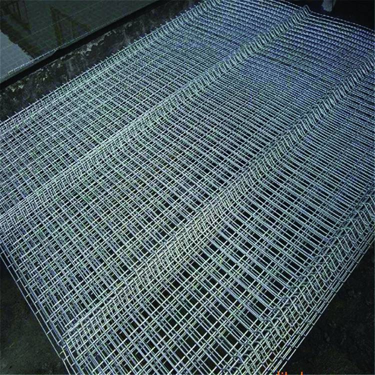 浸塑护栏 围山坡铁丝网 颜色持久不褪 色泽纯正 常规1.5*3米